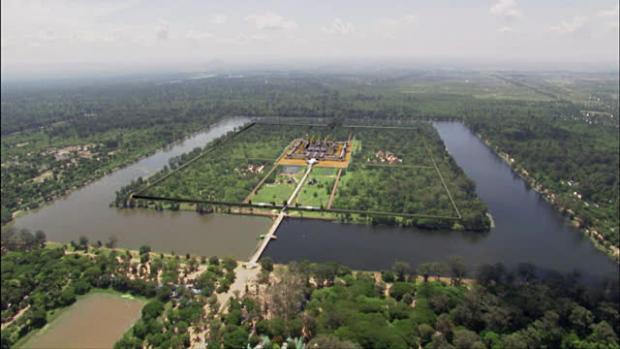 Name:  Angkor Wat panorama.jpg
Views: 3630
Size:  30.9 KB