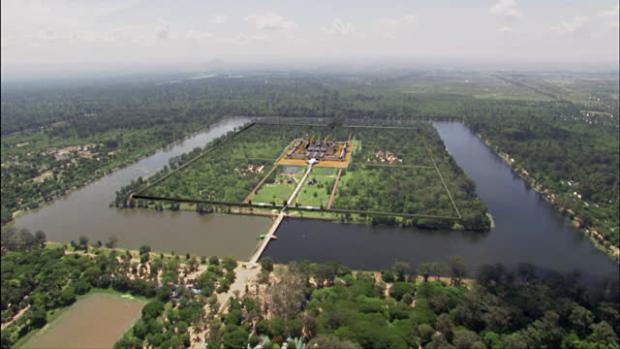 Click image for larger version
Name: Angkor Wat panorama.jpg
Views: 1
Size: 30.9 KB
ID: 25393